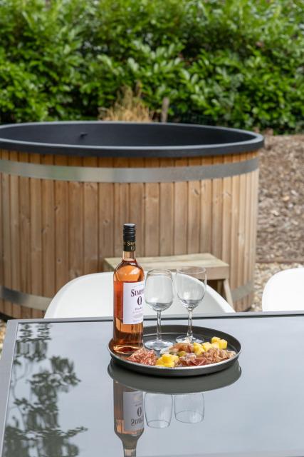 Schitterend 4 persoons Tinyhouse met HOTTUB aan de bossen in Putten 4-16