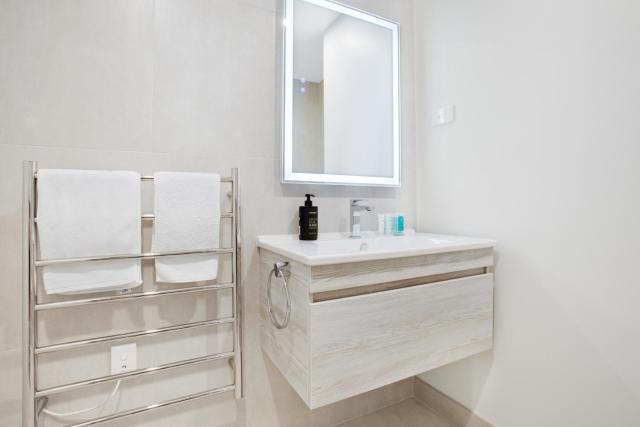 Augustus Harmony Apartment with Parking - Air-con