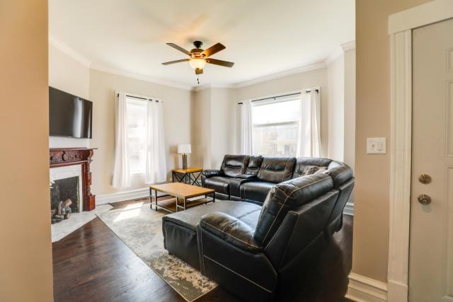 Spacious Chicago Condo w/ Deck < 9 Mi to Downtown!
