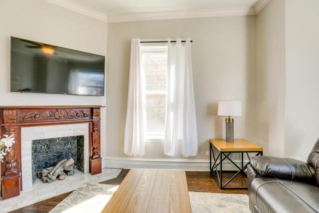 Spacious Chicago Condo w/ Deck < 9 Mi to Downtown!