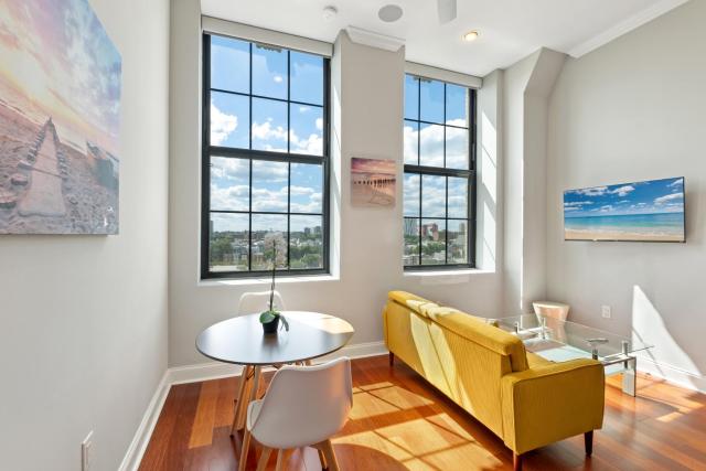 Glam Flat with View, Pool, Deck