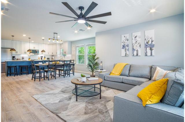 Comfortable 4BR2.5BA Family Home Near Riverwalk