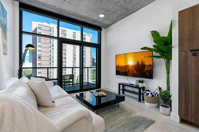City Views! Luxury King bed gym pool HTub