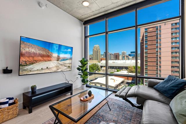 Exceptional 1BD BA-Pool Htub Gym