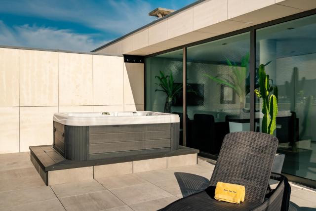 River Town View - Luxury Apartment with Jacuzzi on Terrace