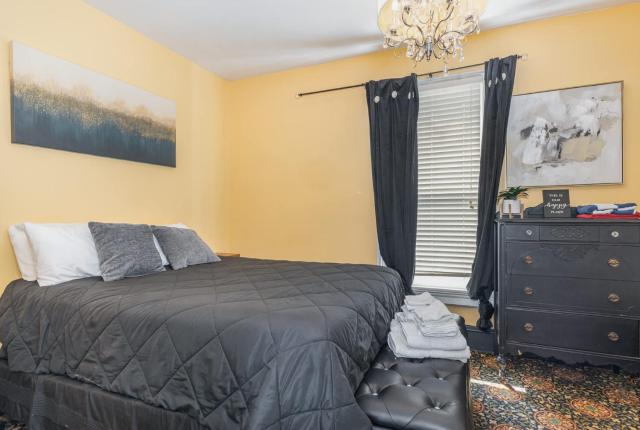 Spacious upstairs 1bed- Walking distance to Beach outlet mall