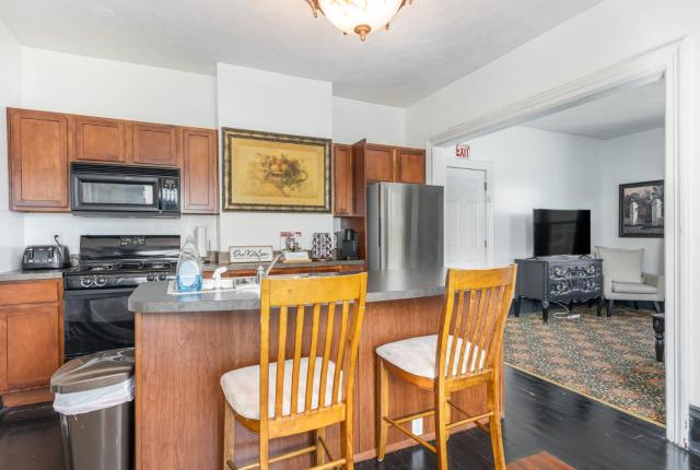 Spacious upstairs 1bed- Walking distance to Beach outlet mall