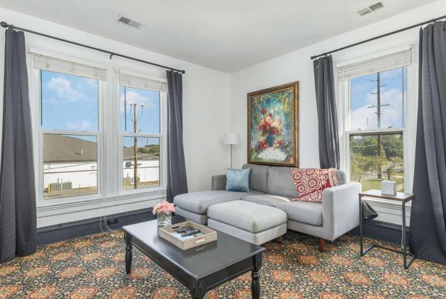 Spacious upstairs 1bed- Walking distance to Beach outlet mall