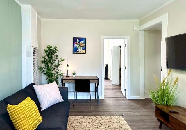 Modern Deluxe Kitchen, King Bed, Laundry, DT Renton close to Valley Med & SeaTac