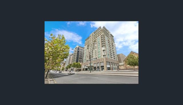 Happy BNB deluxe suit in adelaide CBD