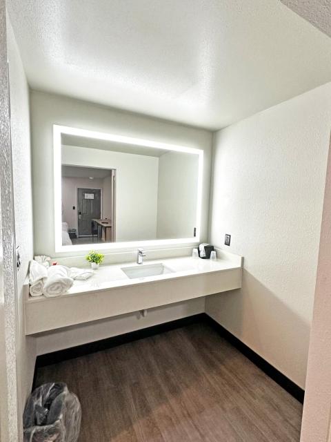 Imperial Suites, Adults Only