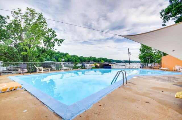 Cozy Lake Ozark Condo Rental w/ Grill, Pool Access