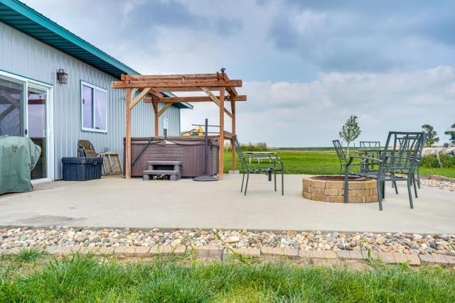 Hot Tub & Fire Pit: Family Retreat in South Dakota