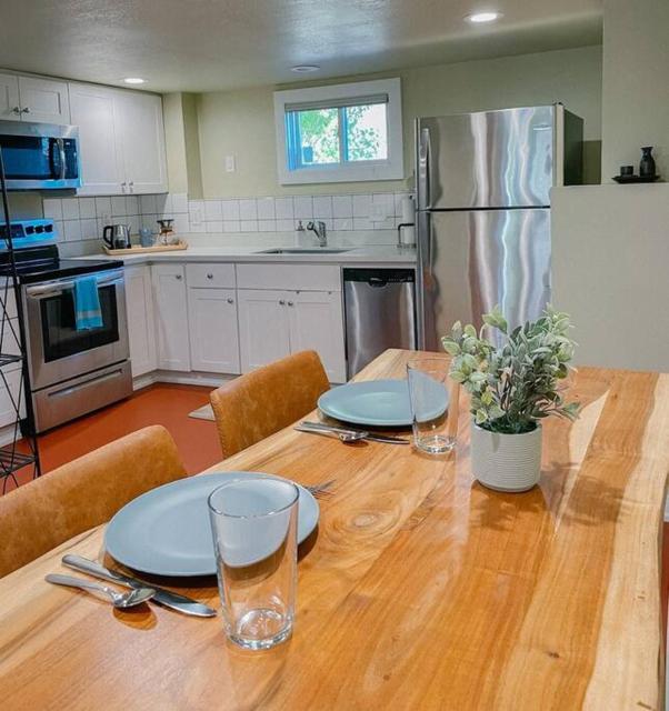 Cozy One Bed Suite in the Heart of Ballard
