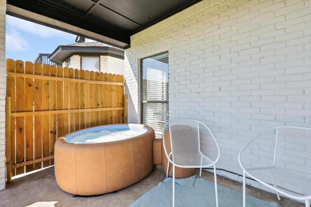 Front Lake Holiday 2BR 1BA Guest Home with Hot Tub