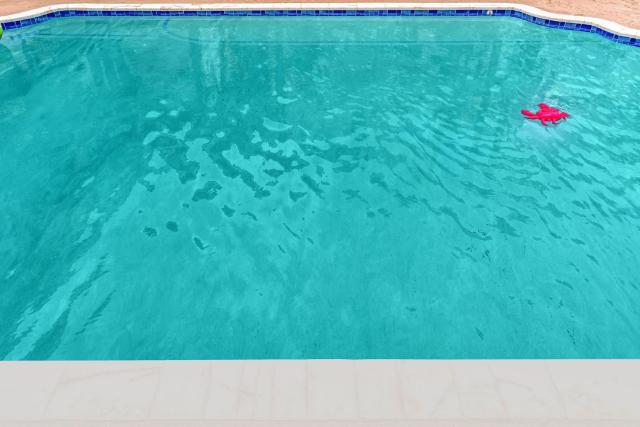 Tropical Oasis With heated pool 10 mins airport & 5 mins Beach