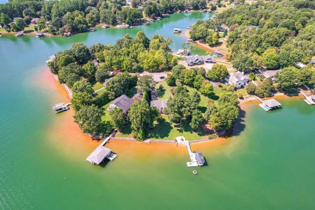 Couple’s Smith Mtn Lake Getaway w/ Private Beach