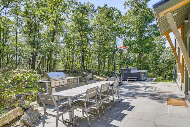 'The Glabinā: Garrison Gem w/ Hot Tub & Fire Pit