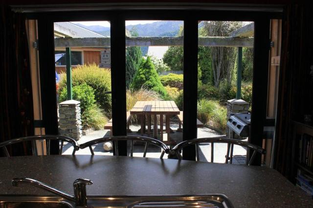Popular Family and Pet friendly Modern Cosy Bach WiFi