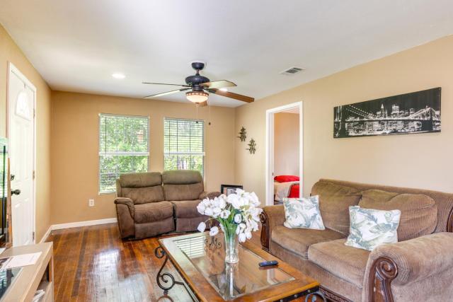 Kayak, Fish & Golf - Charming Victoria Home!