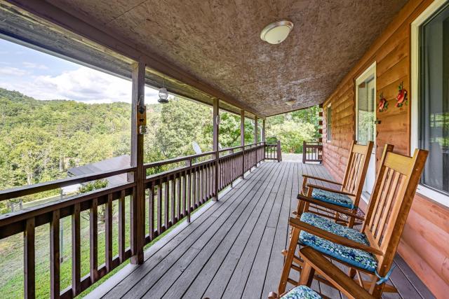 Riverfront Cabin w/ Mtn Views in Tuckasegee!