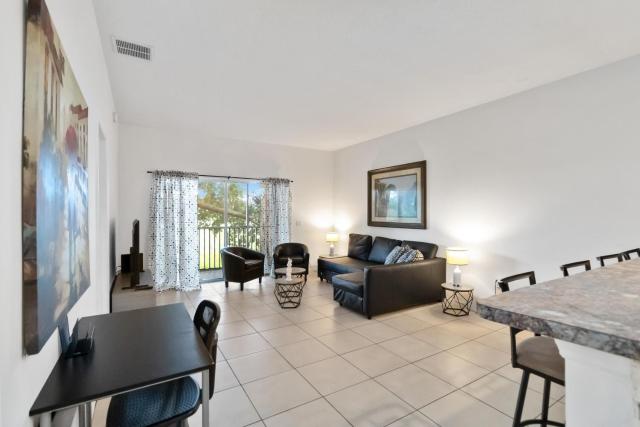 Huge Screened Patio That Overlooks Lake Buck, Near Famous Attractions!!