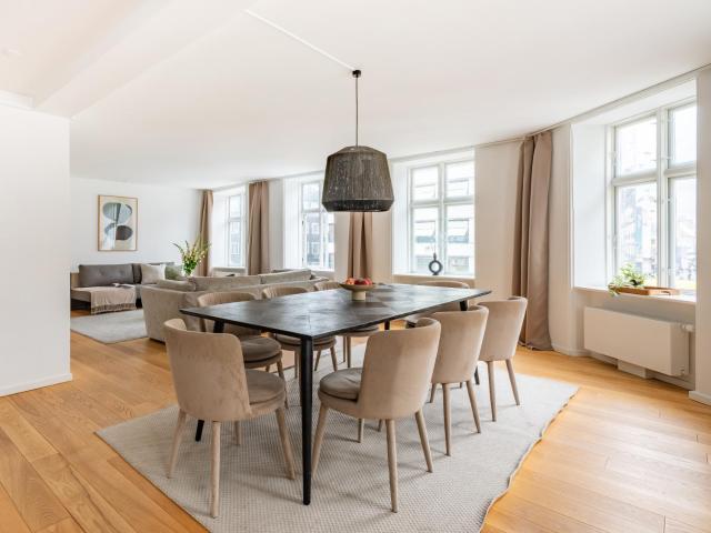 Regent 3 - Popular 3-Bdr Apt with Balcony in Centre