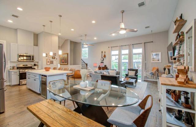Modern Luxury 3-BD Mins to DT w Rooftop