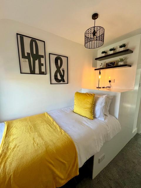 Crestfield House - Stunning Home near Alton Towers - Free Parking & Garden
