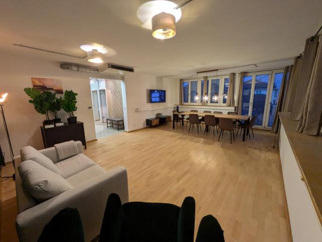 Munich Large Apartment 155 qm with 4 Bedrooms top located 1 to 12 guests