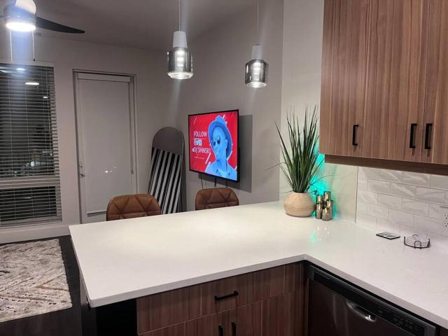central located Modern west Midtown suite