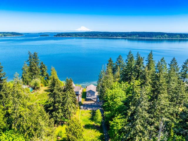 Oceanfront Retreat, Mount Rainier, King bed, Games