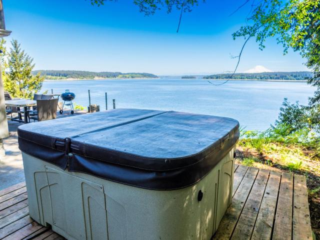 Oceanfront Retreat, Mount Rainier, King bed, Games