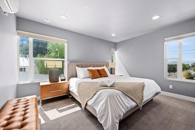 Minutes to Ski Resorts & Downtown, Yard, Fire Pit