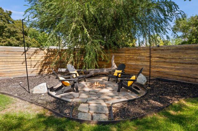 Minutes to Ski Resorts & Downtown, Yard, Fire Pit