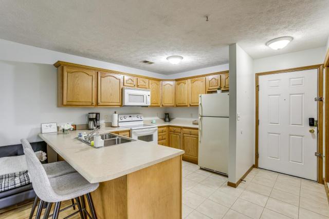 3 Mi to WVU: Condo w/ Deck in Morgantown