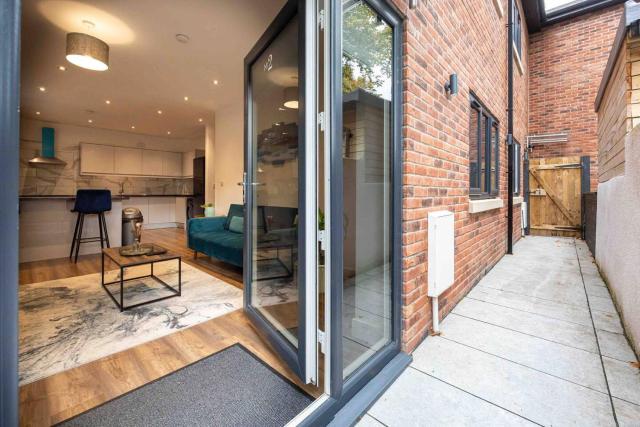 Vibrant 2br Apartment In Chorlton, Free Parking