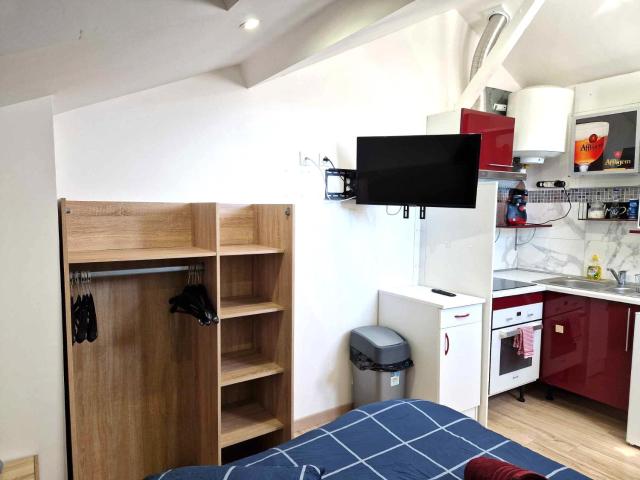08 - Joli studio tout équipé pour 2 personnes, lit double, parking privatif gratuit, grand fourgon possible, tout le linge de maison est fourni