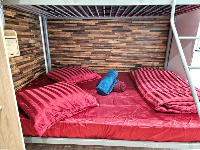 09 - Joli studio avec clim, 2 lits, un lit double et un lit simple, logement tout équipé pour 1, 2 ou 3 personnes maximum, vue sur parc arboré, parking privatif gratuit, grand fourgon possible, tout le linge de maison est fourni