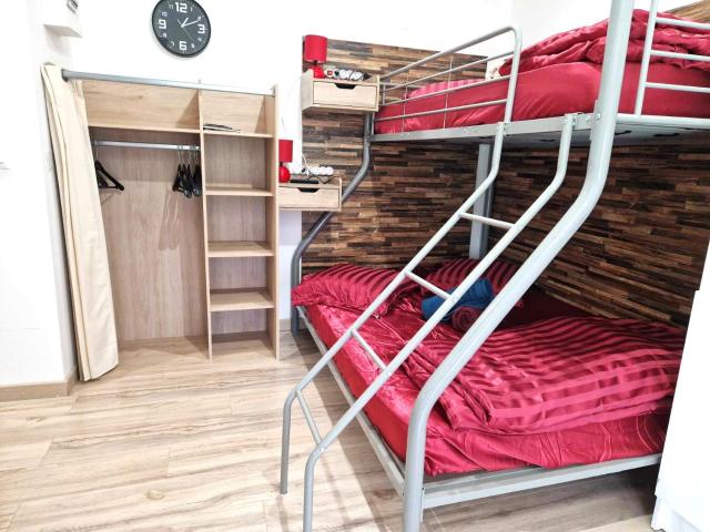 09 - Joli studio avec clim, 2 lits, un lit double et un lit simple, logement tout équipé pour 1, 2 ou 3 personnes maximum, vue sur parc arboré, parking privatif gratuit, grand fourgon possible, tout le linge de maison est fourni