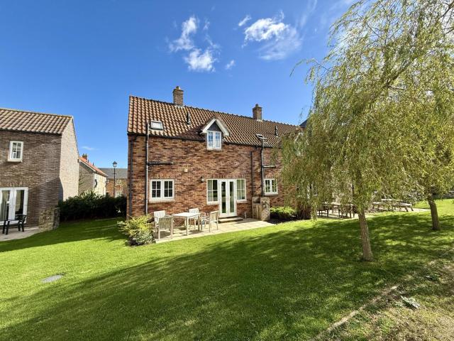 High Tide Cottage - Part of the The Bay Filey Holiday Village with pool, gym and direct beach access, pub, restaurant, tennis and meadows walks