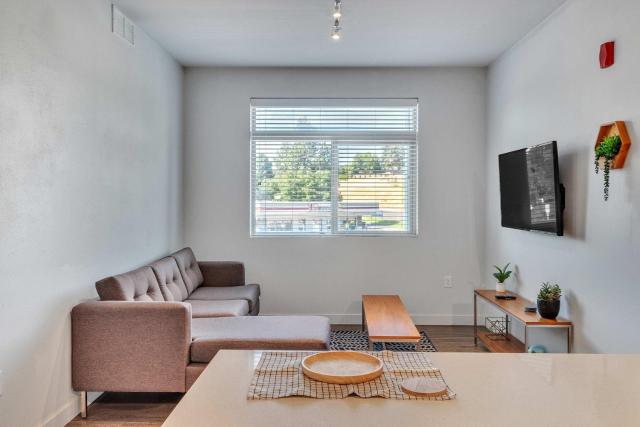 Chic and Modern Getaway with Gym 5 Min to Downtown