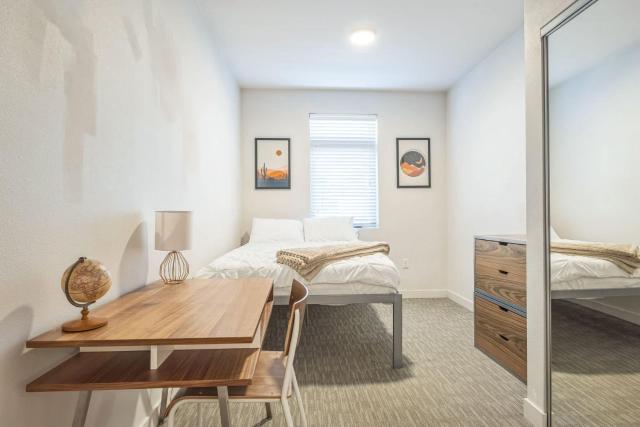 Chic and Modern Getaway with Gym 5 Min to Downtown
