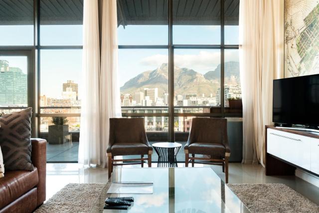 Luxe Penthouse with Private Rooftop Pool, Deck & Panoramic Views