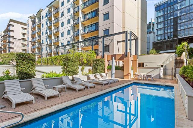 1BR City Edge Pool, Tennis & Free Parking