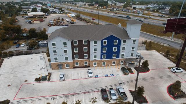 Texas Bungalows Hotel and Hotel Que at i35 Austin Pflugerville