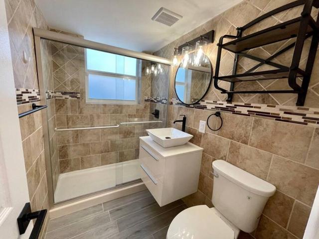 2Bdrm 1Bath Newly Renovated Condo - Walk to the Beach!