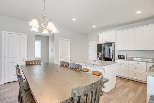 8 Mi to Loveland Aquarium: Mtn Home in Herriman!