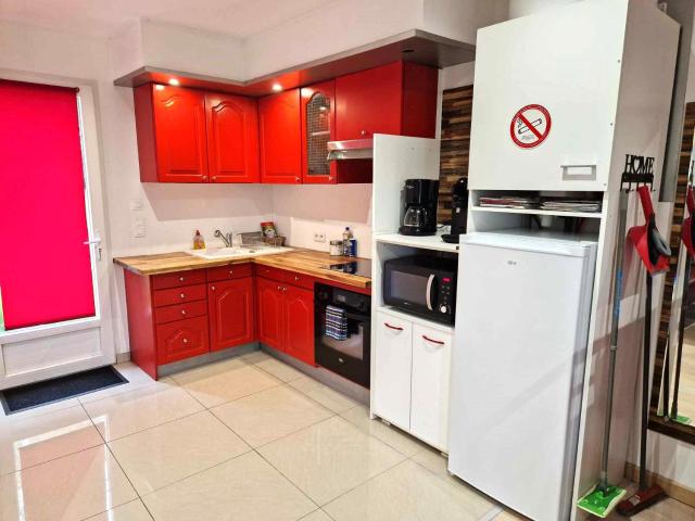 03 - Joli studio traversant situé au rdc avec 2 lits, tout équipé pour 1, 2 ou 3 personnes maximum, entrée indépendante donnant sur parking dont une place est réservée devant la porte, grand fourgon possible et jolie terrasse à l'arrière comme une maison