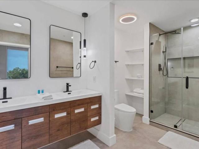 Luxury 1260sq ft 2 Bd 2BTH in DT